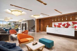 Ein Sitzbereich in der Unterkunft Howard Johnson by Wyndham Udaipur Roop Nagar