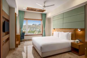 Ein Bett oder Betten in einem Zimmer der Unterkunft Howard Johnson by Wyndham Udaipur Roop Nagar
