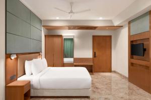 Ein Bett oder Betten in einem Zimmer der Unterkunft Howard Johnson by Wyndham Udaipur Roop Nagar