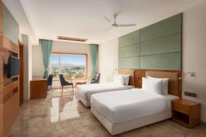Ein Bett oder Betten in einem Zimmer der Unterkunft Howard Johnson by Wyndham Udaipur Roop Nagar