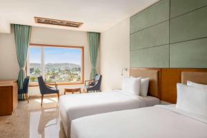 Ein Bett oder Betten in einem Zimmer der Unterkunft Howard Johnson by Wyndham Udaipur Roop Nagar
