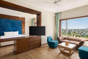 Ein Sitzbereich in der Unterkunft Howard Johnson by Wyndham Udaipur Roop Nagar