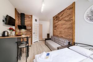 ein Hotelzimmer mit einem Bett und einem Sofa in der Unterkunft Затишні смарт-квартири в історичному центрі! in Uschhorod