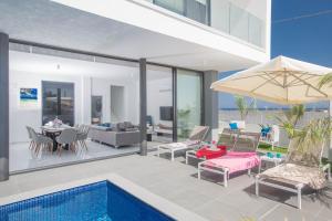 una casa con piscina e patio di Anassa Seaview Villa - Stunning Panoramic Views a Protaras