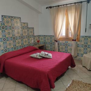 Tempat tidur dalam kamar di Baglio Cracchiolo da Tuzzo - Casa Bouganville