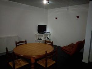 ヴィッテルにあるVittel location meubléのリビングルーム(テーブル、テレビ付)