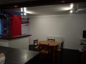 eine Küche mit einem Tisch und Stühlen im Zimmer in der Unterkunft Vittel location meublé in Vittel