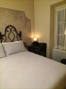 Posteľ alebo postele v izbe v ubytovaní B&B SASSO DI ROCCA