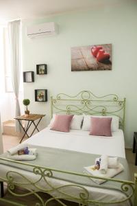 um quarto com uma cama com duas toalhas em SWEET DREAMS em Nápoles
