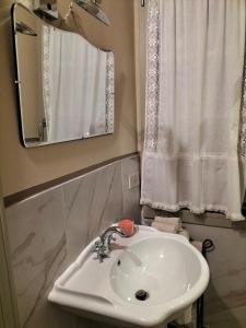 Kúpeľňa v ubytovaní B&B SASSO DI ROCCA
