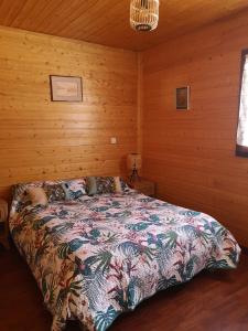 Ein Bett oder Betten in einem Zimmer der Unterkunft Jolichalet66210-88m2-3ch-garage-jardin-double véranda-wifi-impasse au calme