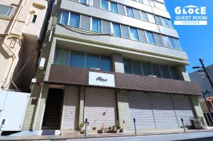 un bâtiment au coin d'une rue dans l'établissement GLOCE 横須賀 ゲストルーム 横須賀海軍基地 l Yokosuka Guest Room at NAVY BASE, à Yokosuka