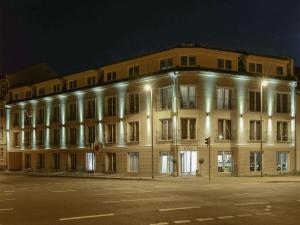 ein großes weißes Gebäude mit Lichtern in der Nacht in der Unterkunft Hotel Nordhausen in Nordhausen