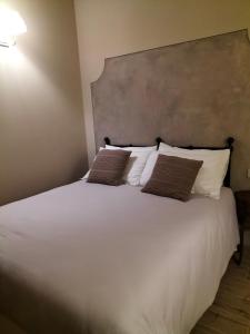 Posteľ alebo postele v izbe v ubytovaní B&B SASSO DI ROCCA