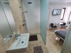 Ett badrum på Dacia Residence Apartments