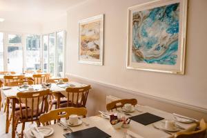 A restaurant or other place to eat at Silverlands Guest House
