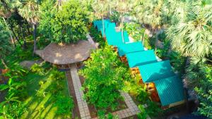 een uitzicht over een park met blauwe banken en bomen bij Sasvi Cabana in Trincomalee