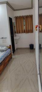 Rúm í herbergi á Hotel Chivla Paradise