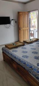 Rúm í herbergi á Hotel Chivla Paradise