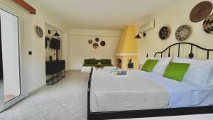 Postel nebo postele na pokoji v ubytování Villa Krokali Lindos