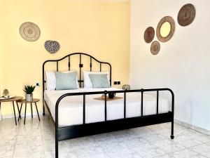 Postel nebo postele na pokoji v ubytování Villa Krokali Lindos
