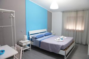 1 dormitorio con 1 cama, 1 mesa y 1 silla en B&B Umballa, en Praia a Mare