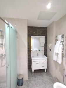 White Boutique Nizami Hotel tesisinde bir banyo