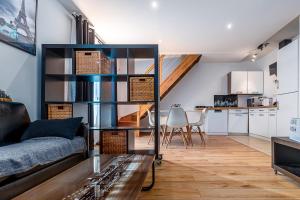 ロワシー・アン・フランスにあるParis Roissy CDG : Top Duplex - 3 bedroomsのリビングルーム(ソファ付)、キッチン