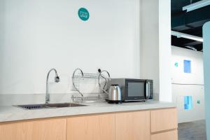 A cozinha ou kitchenette de Bobopod Kebayoran Baru, Jakarta