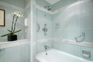 Bagno di Millennium Hotel and Conference Centre Gloucester London
