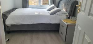 een kleine slaapkamer met een bed en een raam bij Peaceful time in Trowbridge