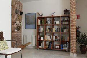 una estantería llena de libros en la sala de estar en La Casa del Patio Chico, en Aldeadávila de la Ribera