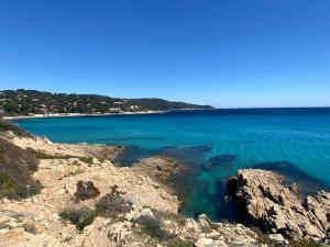 a large body of water next to a rocky shore at Lumineux T3 avec vue Mer dans le Centre Historique in Sainte-Maxime