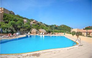 Una gran piscina azul con una montaña al fondo en Nice Home In Costa Paradiso, en Costa Paradiso