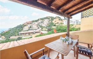 Una mesa y sillas en un balcón con vista. en Nice Home In Costa Paradiso, en Costa Paradiso