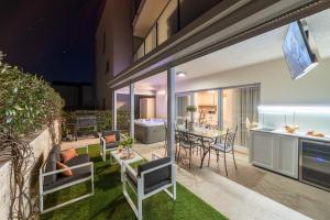 Patio nebo venkovní prostory v ubytování Apt GioAn Novigrad, 500m to Sea, private heated Jacuzzi, BBQ, private parking