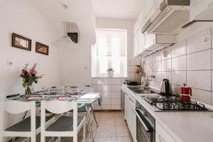 Kuchyň nebo kuchyňský kout v ubytování Arya apartment + 36 fotografií