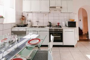 Kuchyň nebo kuchyňský kout v ubytování Arya apartment