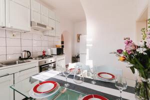Kuchyň nebo kuchyňský kout v ubytování Arya apartment