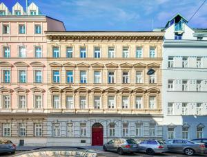 un gran edificio con coches estacionados frente a él en Luxurious and Bright, 5 min to city center, en Viena