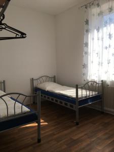 En eller flere senge i et værelse på Pension Anna - Monteurzimmer