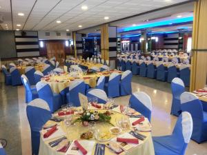un salón de banquetes con mesas y sillas azules en Hotel La Moraleda - Complejo Las Delicias, en Villanueva del Arzobispo