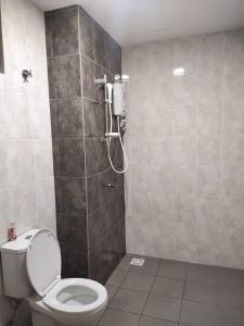 een badkamer met een toilet en een douchecabine bij Sutera Homestay Vista Bangi with WIFI in Bangi
