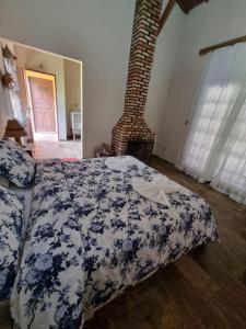 a bedroom with a bed and a window at Pousada Eldorado Das Gerais in Carrancas