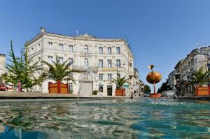 a pool of water in front of a building at Hôtel François Premier Cognac Centre in Cognac