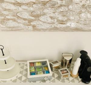 トラーパニにあるLa dimora di Claraのテーブルと棚(引き出し付)が備わる部屋
