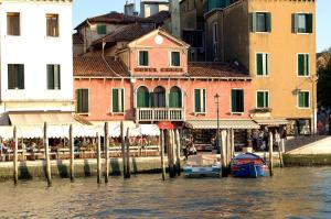 eine Gruppe von Gebäuden neben einem Wasserkörper in der Unterkunft Hotel Canal & Walter in Venedig