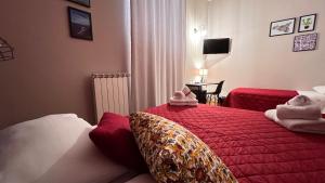 una camera d'albergo con due letti e asciugamani di Hotel Marconi a Patti