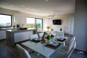 Η κουζίνα ή μικρή κουζίνα στο Penthouse Blue Luxury La Veleta