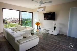 Μια τηλεόραση ή/και κέντρο ψυχαγωγίας στο Penthouse Blue Luxury La Veleta